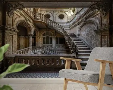 Trappenhal in een verlaten kasteel Ekspresowa dostawa