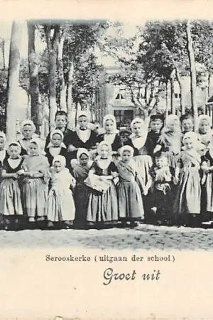 Serooskerke Uitgaan der School Klas kinderen 1903 Walcheren Klederdracht Vintage HC61277 Niska cena