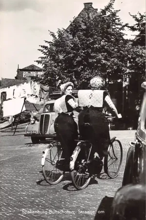 Spakenburg - Bunschoten Straatje om Auto Klederdracht Fiets Vintage HC61246 Popularny