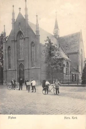 Promocja Alphen aan den Rijn Hervormde Kerk met fietsers 1912 HC61238