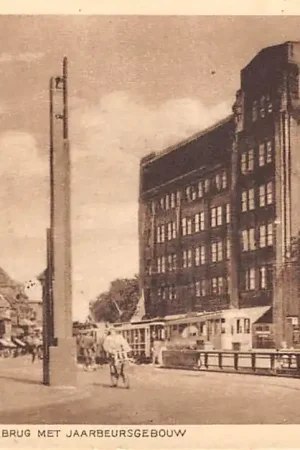 Premium Utrecht Catharijnebrug met Jaarbeursgebouw en tram 1934 HC61198