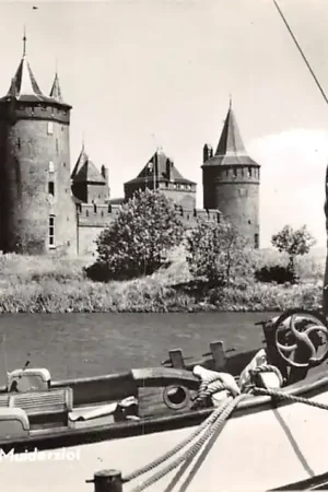 Muiden Gezicht op het Muiderslot Binnenvaart schip Kasteel 1966 HC61131 Premium