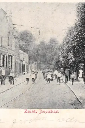 Promocja Zeist Dorpsstraat met volk en tramspoor 1901 HC61128