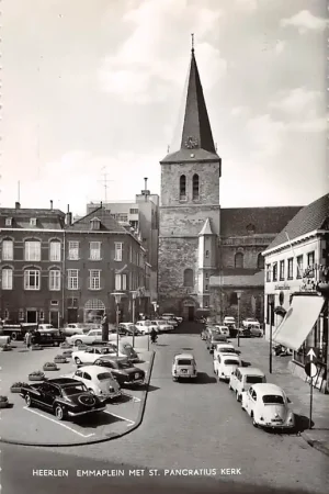 Heerlen Emmaplein met R.K. St. Orancatius Kerk en auto 's Limburg HC61088 Szybka dostawa