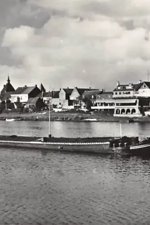 Wyprzedaż Arcen Hotel-Café-Restaurant Maashotel Binnenvaart schip in de Maas 1968 Scheepvaart Limburg HC61075