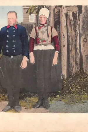 Marken Vissers echtpaar 1902 Klederdracht Kleinrondstempel Waddingsveen 23 JUL 02 HC61037 Wysoka jakość