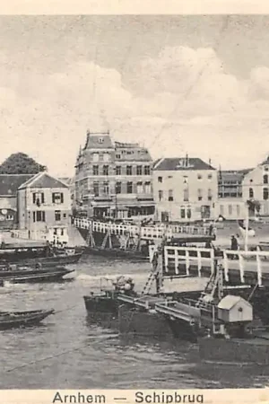 Rabat Arnhem Schipbrug met sleepboot Schepen Scheepvaart HC61031