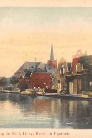 Boskoop Rivier de Gouwe, gezicht op de Ned. Herv. Kerk en Pastorie HC60964 Rabat