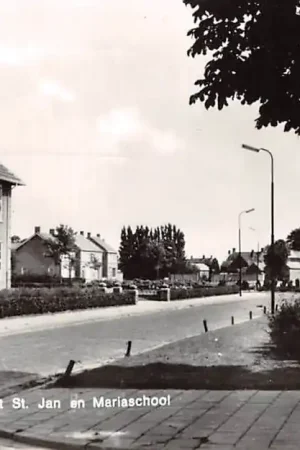 Made Julianastraat met St. jan en Maria school Drimmelen Noord-Brabant HC60902 Ekspresowa dostawa