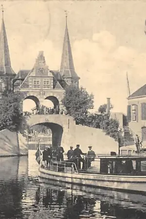 Bezpieczna płatność Sneek Waterpoort met Jacht Jota Werf Nicol. Witsen uit Alkmaar 1908 Friesland Scheepvaart Schepen HC60829