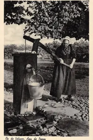 Op de Veluwe Aan de Pomp 1941 Klederdracht Vintage HC60781 Oferta limitowana