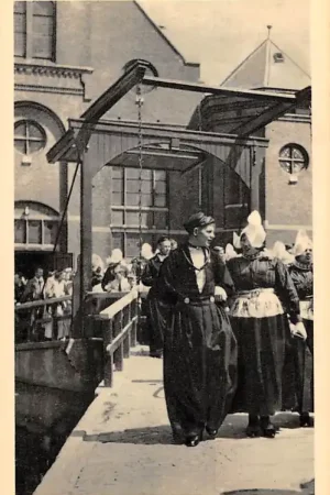 Popularny Volendam Uitgaan van de R.K. Kerk Echtpaar in klederdracht Vintage HC60752