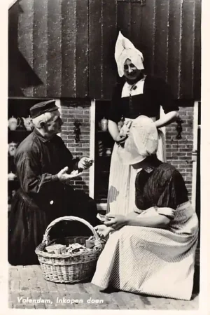 Premium Volendam Inkopen doen Klederdracht 1957 Vintage HC60750