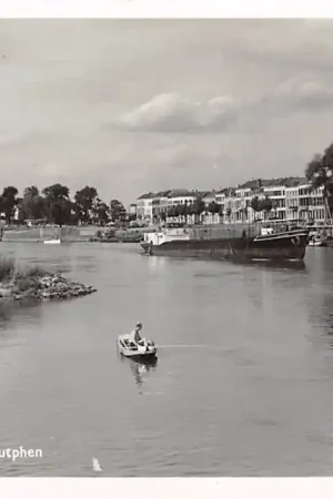 Premium Gezicht op Zutphen Visser in bootje Binnenvaart schepen 1951 HC60649