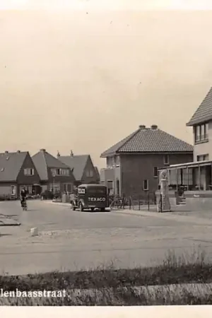 Kruiningen Burgem. Elenbaasstraat Café De Uitkijk Texaco auto 1941 Newo Fotokaart Reimerswaal Zuid-Beveland HC60642 Tylko dziś