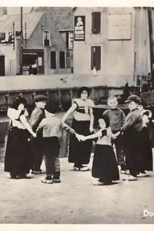 Spakenburg Dorpsgezicht Haven met dansende kinderen 1951 Klederdracht Vintage HC60627 Premium