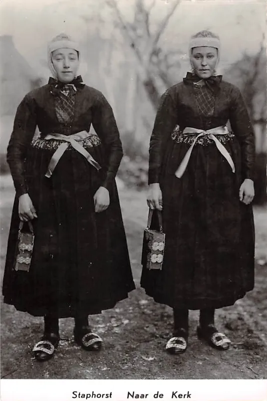 Staphorst Moeder en dochter op weg naar de Kerk 1965 Klederdracht Vintage HC60550 Bezpieczna płatność