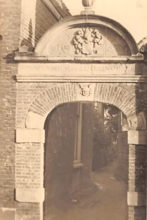 Zwrot pieniędzy Gouda Nieuwehaven Toegangspoort Hofje Hartenerf gesloopt en weer opgebouwd in de Peperstraat als onderdeel van de tuinmuur aan de achterkant van Westhaven 14 Fotokaart 8,2 x 12,7 HC60504