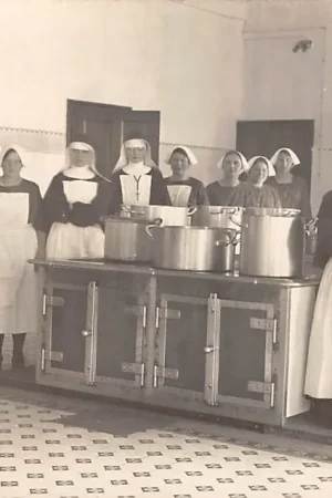 Oryginalny Onbekend Fotokaart R.K. Ziekenhuis Personeel Zusters en hoofdzusters in de keuken HC60497