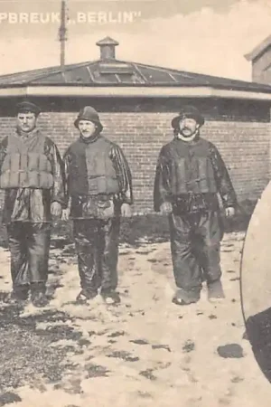 Promocja Hoek van Holland Scheepsramp Schipbreuk Berlin 21 -02-1907 Rechts Kapitein Jansen van de reddingsboot en vier leerlingen van het reddingswezen Van Duyn, P. Jansen en K. Ree fotolinks B. Schonebeek Scheepvaart HC60413