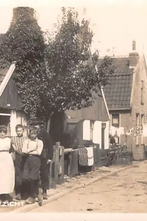 Urk Dorpsgezicht Kinderen in Klederdracht Vintage Kind Type fotokaart [1920] HC60268 Tani