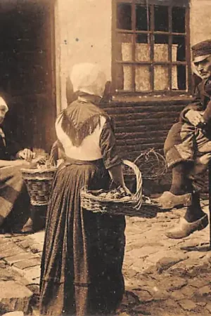 Premium Urk Aan het venten Meisje met groente 1915 Klederdracht Vintage Kind HC60267