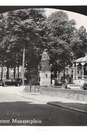 Ostatnia szansa Roermond Doorkijk naar het Munsterplein Monument en muziektent 1953 Limburg HC60226