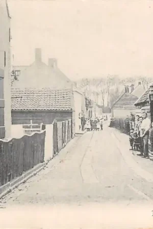 Geervliet Molenstraat met volk 1900 Voorne - Putten Nissewaard HC60134 Premium