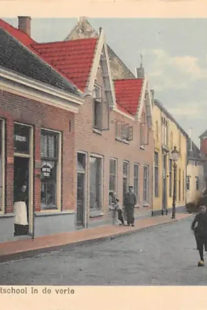 Zamów teraz Montfoort Marktplein met Tuchtschool in de verte Kasteel Kruidenierswinkel Boere HC60070