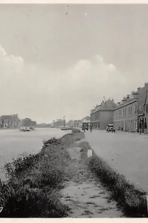 Waddinxveen Henegouwerweg langs de Gouwe met auto 1934 HC59949 Popularny