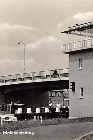 Wysoka jakość Alphen aan den Rijn 's Molenaarsbrug met binnenvaart schip 1960 HC59943