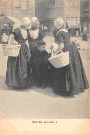 Middelburg Markt Vrouwen en kinderen in klederdracht Vintage Kind Zeeland HC59867 Tani