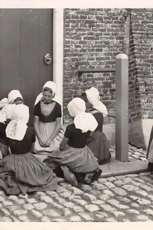 Middelburg Na Schooltijd Spelende meisjes in Klederdracht Vintage Kind HC59865 Premium