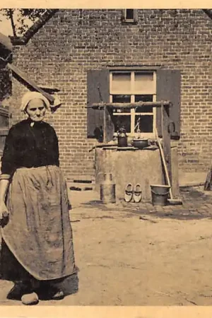 Brabants Dorpsleven Moeijeg komt ze met der Kruiwaogel thuis Boerderij Klederdracht Vintage 1951 Noord-Brabant HC59862 Szybka dostawa