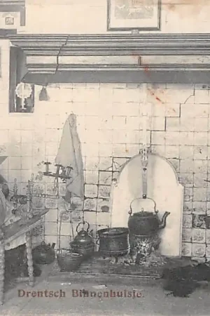 Ostatnia szansa Drentsch Binnenhuisje Boerin aan het spinnenwiel bij de schouw Klederdracht Dorpsleven Vintage Drenthe HC59733