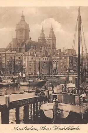 Amsterdam Prins Hendrikkade met binnenvaart schepen HC59692 Autentyczny