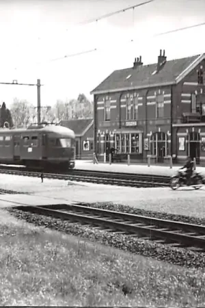 Zamów teraz Wolfheze Station met trein en spoorwegovergang Renkum Veluwe Spoorwegen HC59606