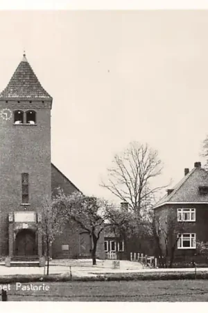 Autentyczny Daarle Ned. Hervormde Kerk met Pastorie 1956 Hellendoorn HC59605