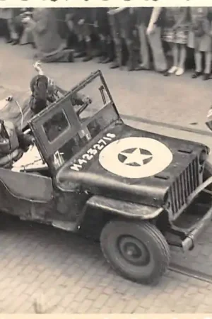 Ekspresowa dostawa Leiden Bevrijding Mei 1945 Jeep met soldaten Foto 3,8 x 12,5 cm WO2 Militair HC59137
