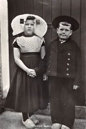 Zeeland Afscheid nemen Jongen en meisje geven elkaar een hand bij het afscheid 1965 Klederdracht Kind Vintage HC59071 Zwrot pieniędzy