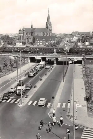 Eindhoven Emmasingeltunnel met Trein Spoorwegen R.K. Kerk Auto HC58982 Oryginalny