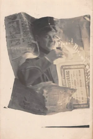 Militair Fotokaart Soldaat in een stoel met krantenpapier en een prijsvraagbiljet Prosit Nieuwjaar!!! Fotograaf Eelsingh ZwolleHC58980 Wyprzedaż