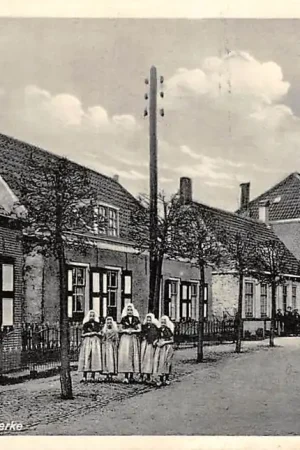 Promocja Grijpskerke Dorp met Pastorie en meisjes in klederdracht Kind Walcheren HC58809