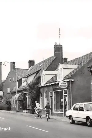 Najlepsza cena Scherpenzeel Dorpsstraat Auto HC58774