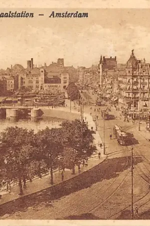 Amsterdam Damrak vanaf Centraal Station Trams HC58752 Tani