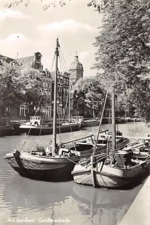 Amsterdam Geldersekade met binnenvaart schepen Scheepvaart 1958 HC58741 Tylko dziś