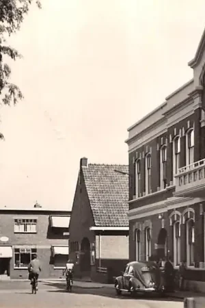 Tani Lekkerkerk Raadhuisplein met Raadhuis en VW Auto 1958 Krimpenerwaard HC58443