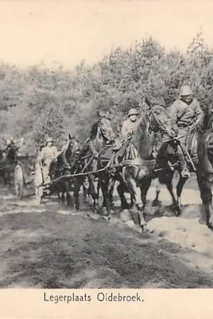 Legerplaats Oldebroek Soldaten te paard begeleiden stoet paard en wagens Militair Veluwe HC58022 Zwrot pieniędzy