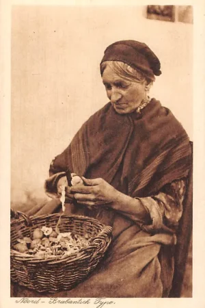 Rabat Noord-Brabantsch Dorpsleven Type Vrouw aan het aardappelen schillen Klederdracht Vintage Noord-Brabant HC57966