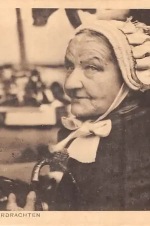 Brabantsche Kleederdrachten Vrouw met muts Noord-Brabant Klederdracht Vintage HC57952 Premium